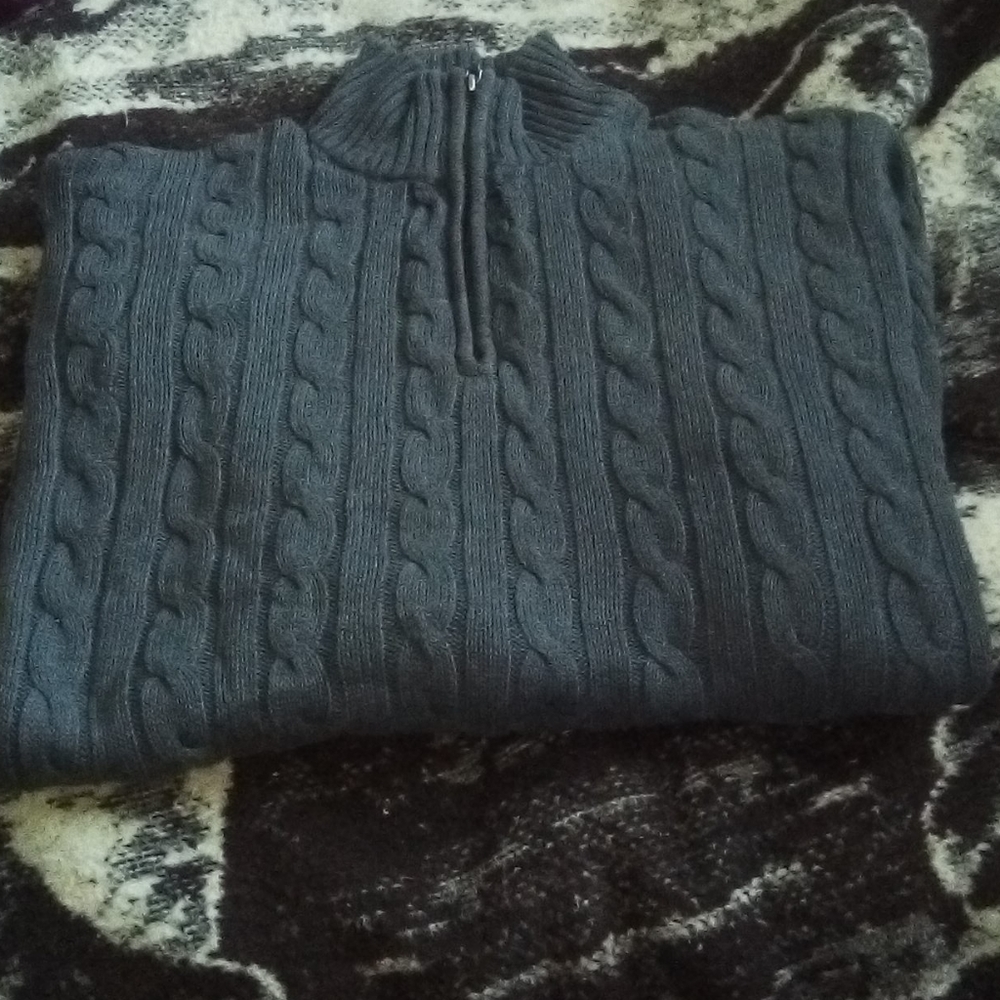 Old Navy cable knit sweater in size L. Men.